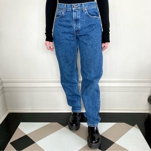 Vintage Levi’s 550 high-waisted dark-wash jeans. 💙